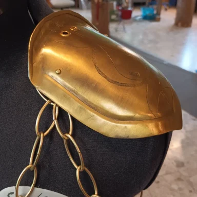 Zierschulter, Detail: Gravur