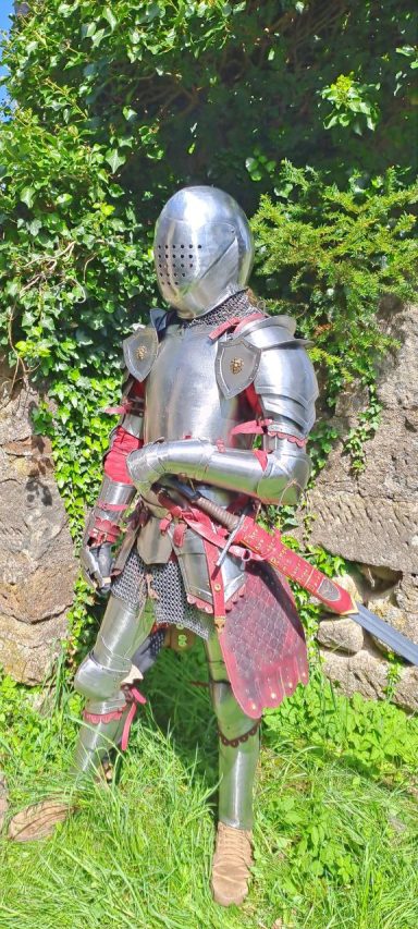 Voller Harnisch in 3/4 Ansicht